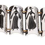 Naszyjnik z porcelanowych płytek dekorowanych motywami dam w stylizowanych strojach, projekt i wykonanie: Ada Chmiel.