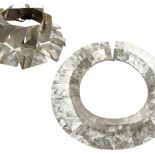 Naszyjniki na pierwszy rzut oka mogą przypominać fragment taśmociągu jakiejś maszyny.