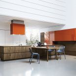 Naturalne drewno i kolorowy akcent, seria Cloe, cesar