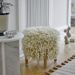 ciepłe materiały w zimowym wystroju wnętrz