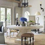 Naturalne materiały: lniane kotary, drewniane belki i kamienna podłoga.