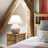 Naturalnne jest piękne. W takiej sypialni nie potrzeba więcej ozdób, dekoracją jest już samo drewno.