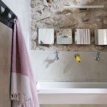 Naturalny kamień, cementowe płytki na podłodze, zgaszony róż.