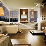 Naturalny kamień Lantic Colonial (40 x 80 cm) za 420 zł i gresu Tavola Mogano przypominającego drewno za 380