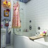 Nawet tu wiszą obrazy i... dekoracyjne halki.