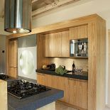 Nawet w kuchni właścicielom udało się uniknąć wizualnego chaosu.