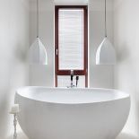 Nawet z dwójką dzieci i rozbrykanym terrierem można żyć w domu pełnym białych kanap, dywanów i szaf.