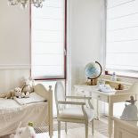 Nawet z dwójką dzieci i rozbrykanym terrierem można żyć w domu pełnym białych kanap, dywanów i szaf.