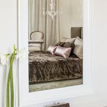 Nawet z dwójką dzieci i rozbrykanym terrierem można żyć w domu pełnym białych kanap, dywanów i szaf.