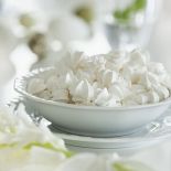 Nawet z dwójką dzieci i rozbrykanym terrierem można żyć w domu pełnym białych kanap, dywanów i szaf.