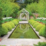 Tulipany, powojniki i szałwie między altanami