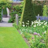 Tulipany, powojniki i szałwie między altanami