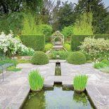 Tulipany, powojniki i szałwie między altanami