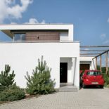 Neutralny budynek idealnie wtapia się w otoczenie.