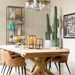 drewniany stół w jadalni