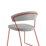 New York – metalowa rama i siedzisko ze skóry powlekanej fibrą, od ok. 980 zł, CALLIGARIS