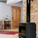 Ni to kominek, ni koza - wolno stojący piecyk pozwala cieszyć oczy widokiem ognia.