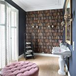 Niczym pokój - z wygodną puffą i ścianą książek - tapetą imitującą okaźną bibliotekę.