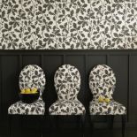 Nie chowają się pod stołem, raczej przyciągają wzrok i budzą emocje.