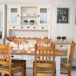 Nie ma to jak naturalne drewno i jasne kolory. Stół sosnowy z lakierowanym blatem kosztuje 1590 zł. Krzesło z