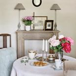 Nie ma tu wprawdzie kominka, ale drewniany portal doskonale pasuje do stylowego salonu.