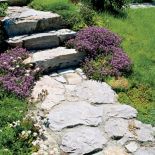 Nie ma tu żadnych roślin, które nie rosłyby dziko w okolicy. Dzięki temu ogród wygląda naturalnie.