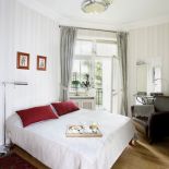 Nie mogło też zabraknąć angielskich tapet - tu klasyczne pasy.