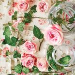 NIe muszą być wstawione w pęku do jednego wazonu. Można pojedyncze kwiaty wstawi do kilku prostych słoików.