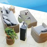 Nie tylko do romantycznego ogrodu. Nova zrobiona jest z grubej plecionki. Ceny: sofa, 7301 zł fotel, 3861 zł stolik,