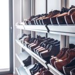 Nie tylko kobiety potrzebują sporo miesjca na buty. Praktyczne półki znalazły się w garderobie.