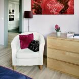 Nie tylko kolorystyką sypialnia nawiązuje do reszty mieszkania. także tutaj znajdziemy malarstwo Anny Mierzejewskiej i