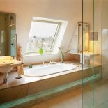 Nie tylko meble łazienkowe muszą być odporne na wodę, ale i okna. Velux GGU pokryto poliuretanem i zaopatrzono w