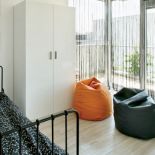 Nie wybieram ludziom obrazków, nie wieszam firanek, nie kupuję poduszek. Wolę, żeby każdy urządził się sam - mówi Magda.