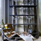 Nie zabraklo klasyka designu - szezlong Le Corbusiera w krowie łaty.