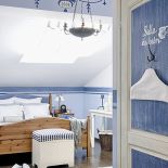 Niebieska, kobieca sypialnia. Salon klubowy