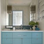 niebieska łazienka w luksusowym apartamencie