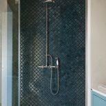 niebieska łazienka w luksusowym apartamencie