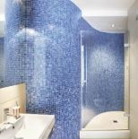 Niebieska mozaika w łazience. Apartament palisandrowy