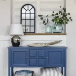 niebieska komoda w stylu hampton