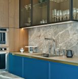 niebieska kuchnia w mieszkaniu