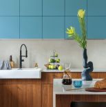 dwa kolory szafek w kuchni niebieski z drewnem