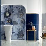 złote meble i dodatki do niebieskiej łazienki