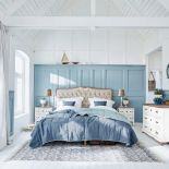 niebieska ściana w sypialni