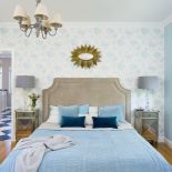 niebieska sypialnia dekoracje dodatki