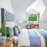 niebieska sypialnia z drewnem