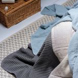 niebieska sypialnia z drewnem na poddaszu