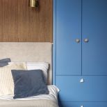 niebieska szafa w małej sypialni