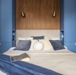 niebieska szafa w małej sypialni