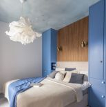 sypialnia z tapetą na suficie