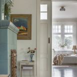 niebieski piec kaflowy